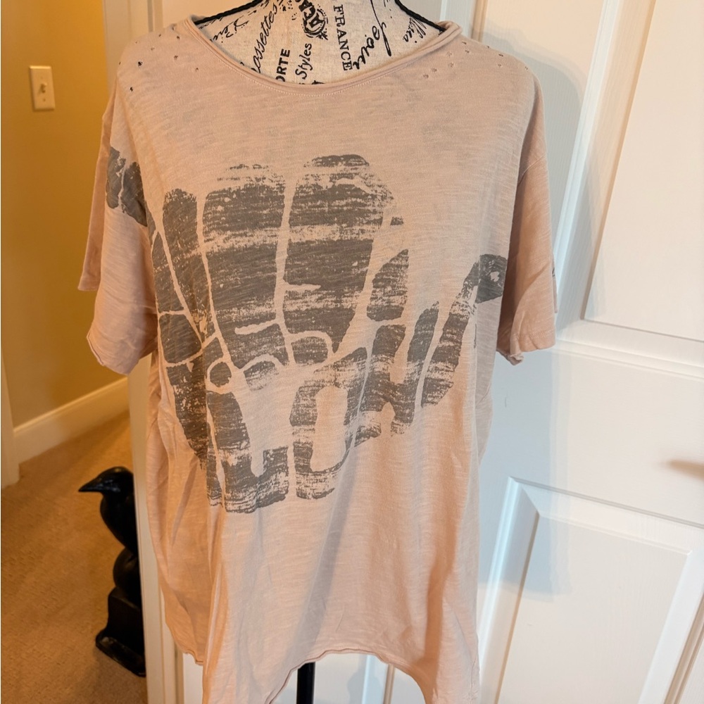 Magnolia Pearl Short Sleeve Tee in Blush with Gray Graphic
